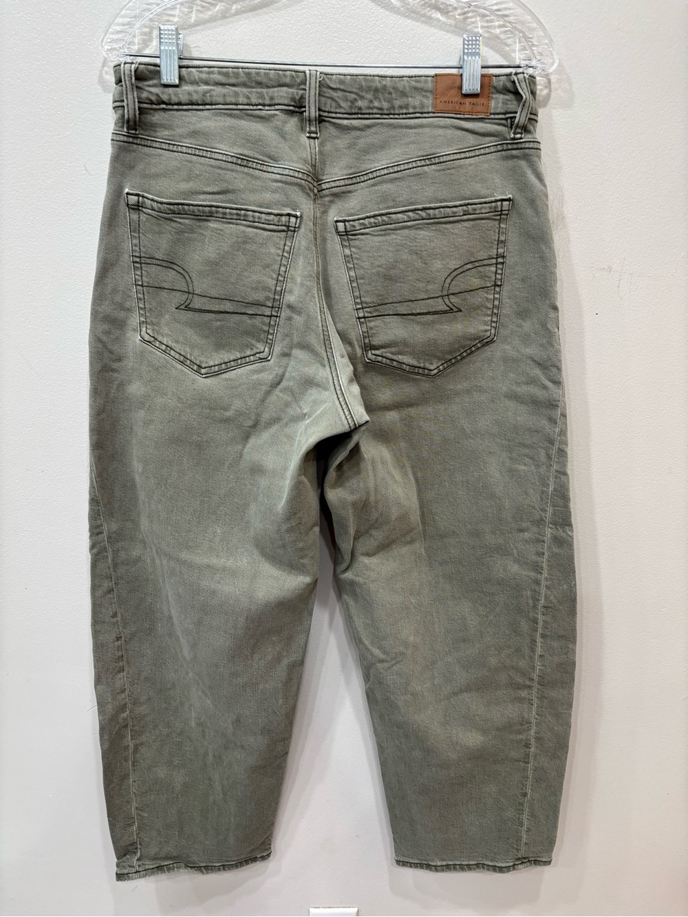 American Eagle Barrel Washed Olive Green Jeans Women’s Size 6 ( Small Stains ) - Picture 6 of 13